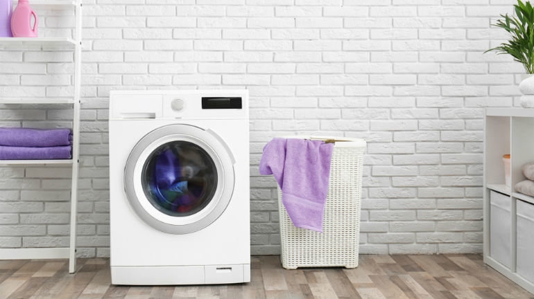 Wąska pralka ładowana od frontu w eleganckiej łazience