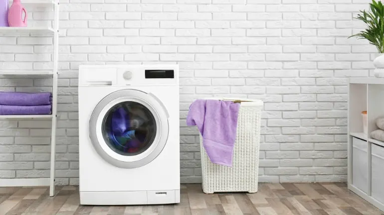 Wąska pralka ładowana od frontu w eleganckiej łazience
