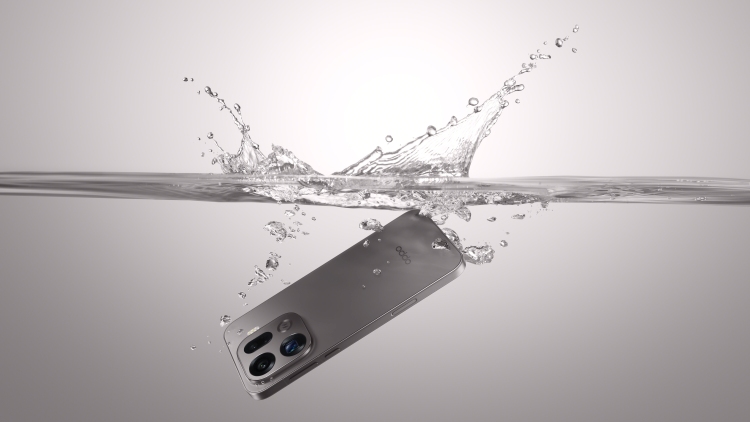 Jasny smartfon Oppo Find X9 Pro wpadający do wody.