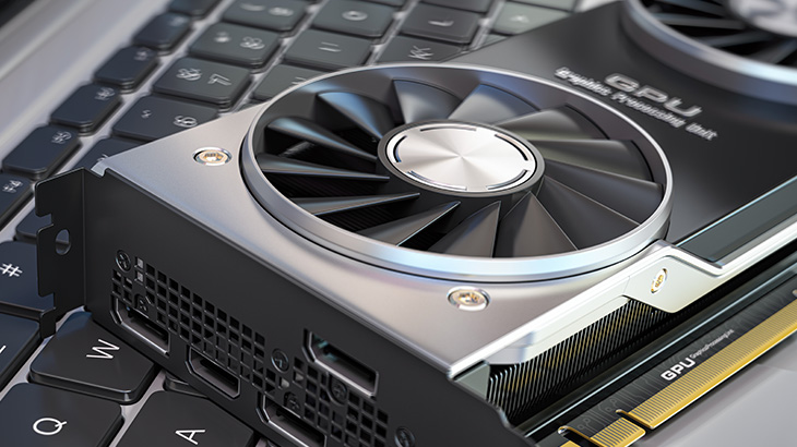 Karta graficzna leżąca na klawiaturze laptopa