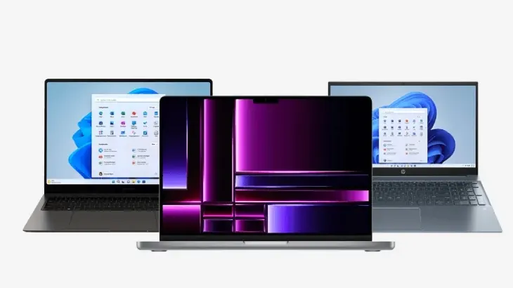 Trzy otwarte laptopy na białym tle, wy