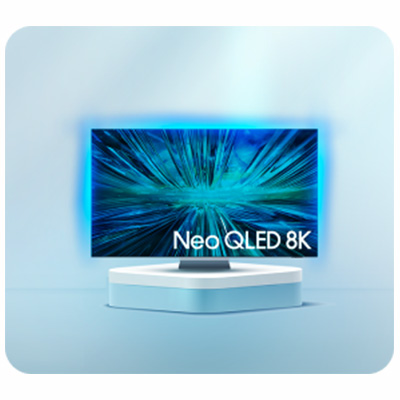 Ekran Neo QLED 8K na białym podeście na tle gradientu w odcieniach błękitu. Na ekranie abstrakcyjny, dynamiczny obraz w kolorze niebieskim.