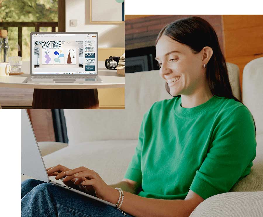 Kobieta w zielonej bluzce i dżinsach siedzi na kanapie z laptopem. Na stole stoi drugi laptop obok aparatu.