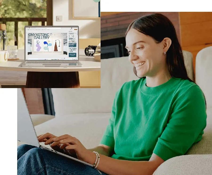 Kobieta w zielonej bluzce i dżinsach siedzi na kanapie z laptopem. Na stole stoi drugi laptop obok aparatu.