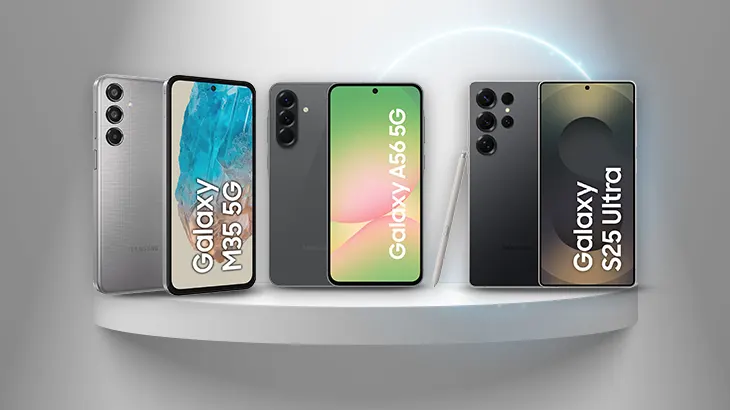 Na białej półce leżą smartfony Samsung Galaxy: S24+, Z Flip6 w pozycji otwartej i zamkniętej, obok czarny smartfon. Za nimi neonowe światło.