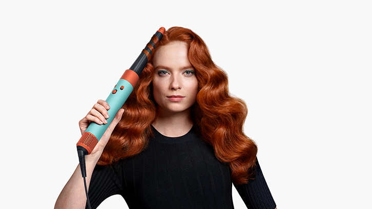 Modelka używająca lokówki na swoich włosach