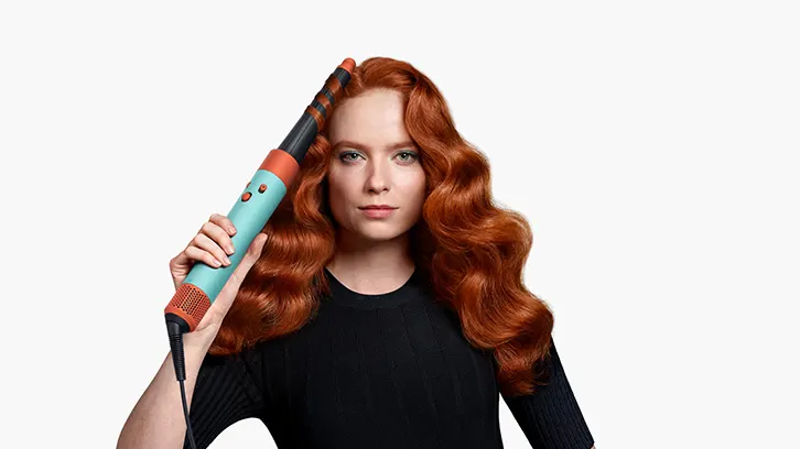 Modelka używająca lokówki na swoich włosach
