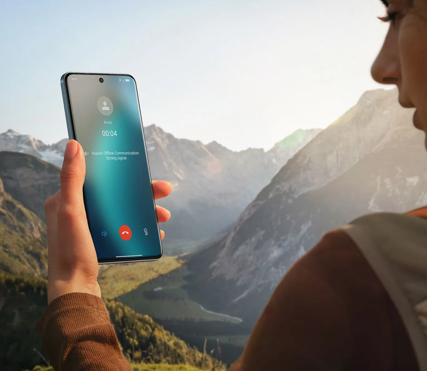 na grafice jest przedstawiona rozmowa telefoniczna w górach, gdzie można spodziewać się słabego zasięgu