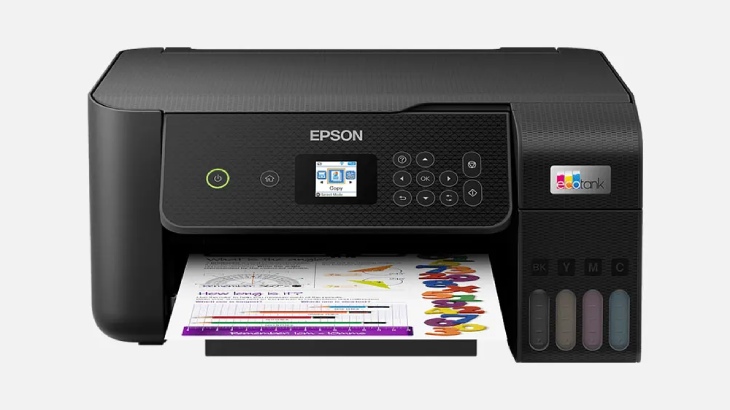 Czarna drukarka Epson na białym tle drukuje kolorową stronę z grafiką i tekstem.