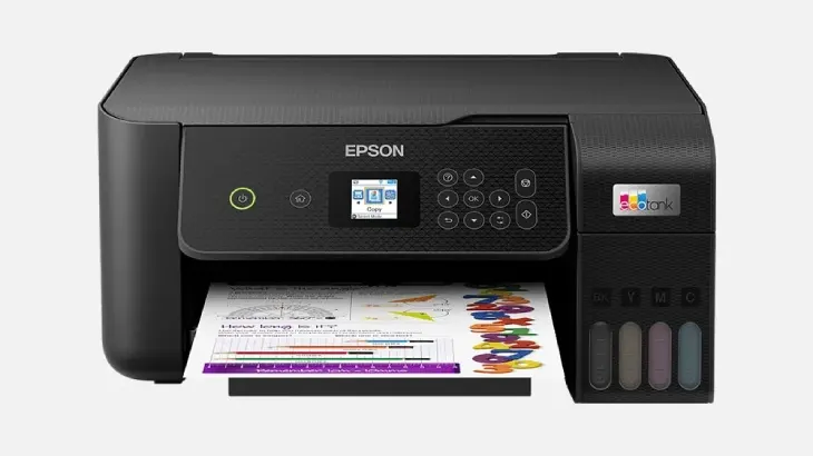 Czarna drukarka Epson na białym tle drukuje kolorową stronę z grafiką i tekstem.