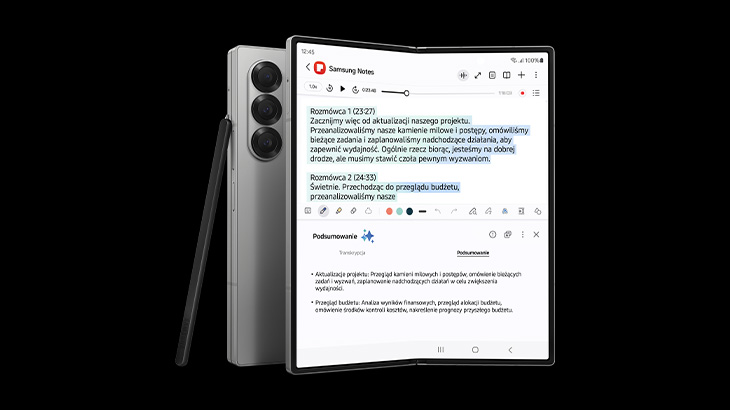 Srebrny smartfon z trzema obiektywami, obok czarny rysik. Na ekranie notatki Samsung z tekstem w języku polskim. Czarne tło.