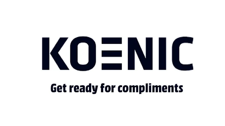 Czarny napis na białym tle "KOENIC" z trzema poziomymi liniami zamiast "E", pod spodem napis "Get ready for compliments".