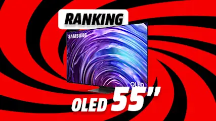 Salon z telewizorem wyświetlającym górski krajobraz, lampą i meblami w neutralnych kolorach.