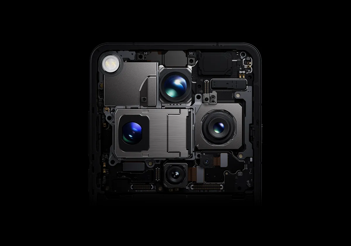 Cztery obiektywy aparatów bez osłony tylnej klapki telefonu. 