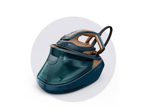 Czarno-złote żelazko z generatorem pary na białym tle, umieszczone na okrągłym, szarym tle. Widoczny kabel i przycisk.