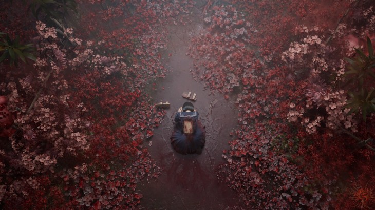 Zdjęcie głównej bohaterki Silent Hill f na tle kwiecistej, błotnej drogi