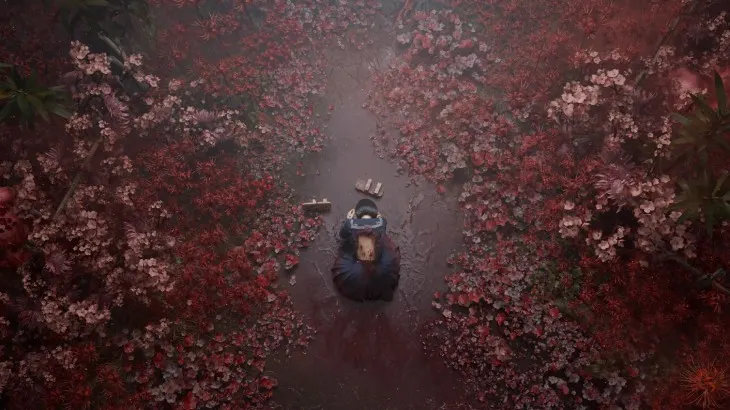 Zdjęcie głównej bohaterki Silent Hill f na tle kwiecistej, błotnej drogi