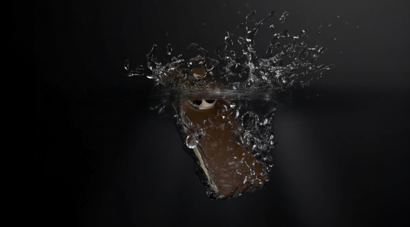 zanurzony smartfon w zbiorniku wodnym 