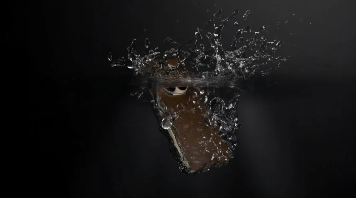 zanurzony smartfon w zbiorniku wodnym