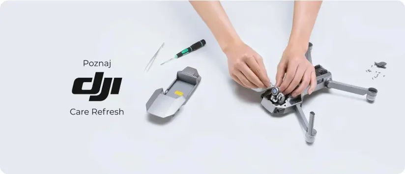 Dwie ręce naprawiają szarego drona na białym tle, obok leży śrubokręt i osłona. Widoczne logo DJI.