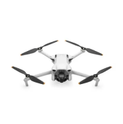 Biały dron z czterema śmigłami na białym tle. Widoczny obiektyw kamery na środku drona.