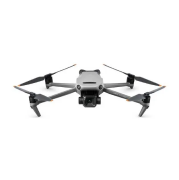 Szary dron z czterema śmigłami ustawiony na białym tle, skierowany obiektywem kamery w dół.