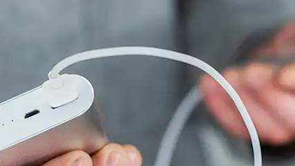 Powerbank z przewodem podłączonym do iPhone