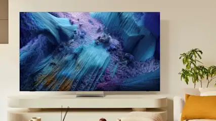 Flagowy TV Samsung QLED mini LED QN990F w nowoczesnym salonie