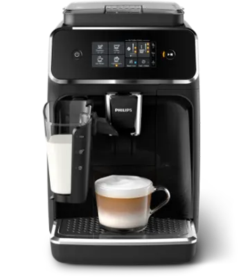 Czarny ekspres do kawy z wyświetlaczem, obok szklanka z mlekiem, a na tacce filiżanka cappuccino.