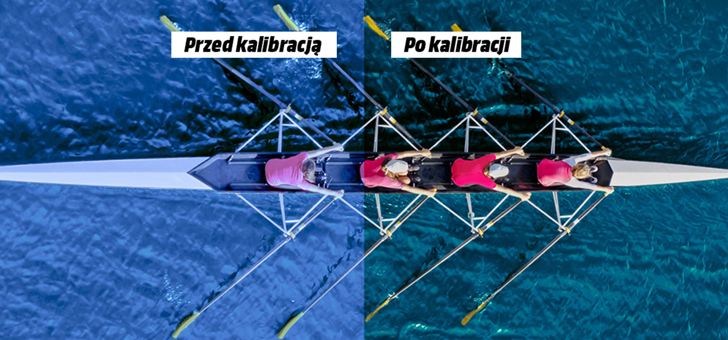 Na zdjęciu z góry widać łódź wioślarską na wodzie z czterema osobami w czerwonych koszulkach z wiosłami.