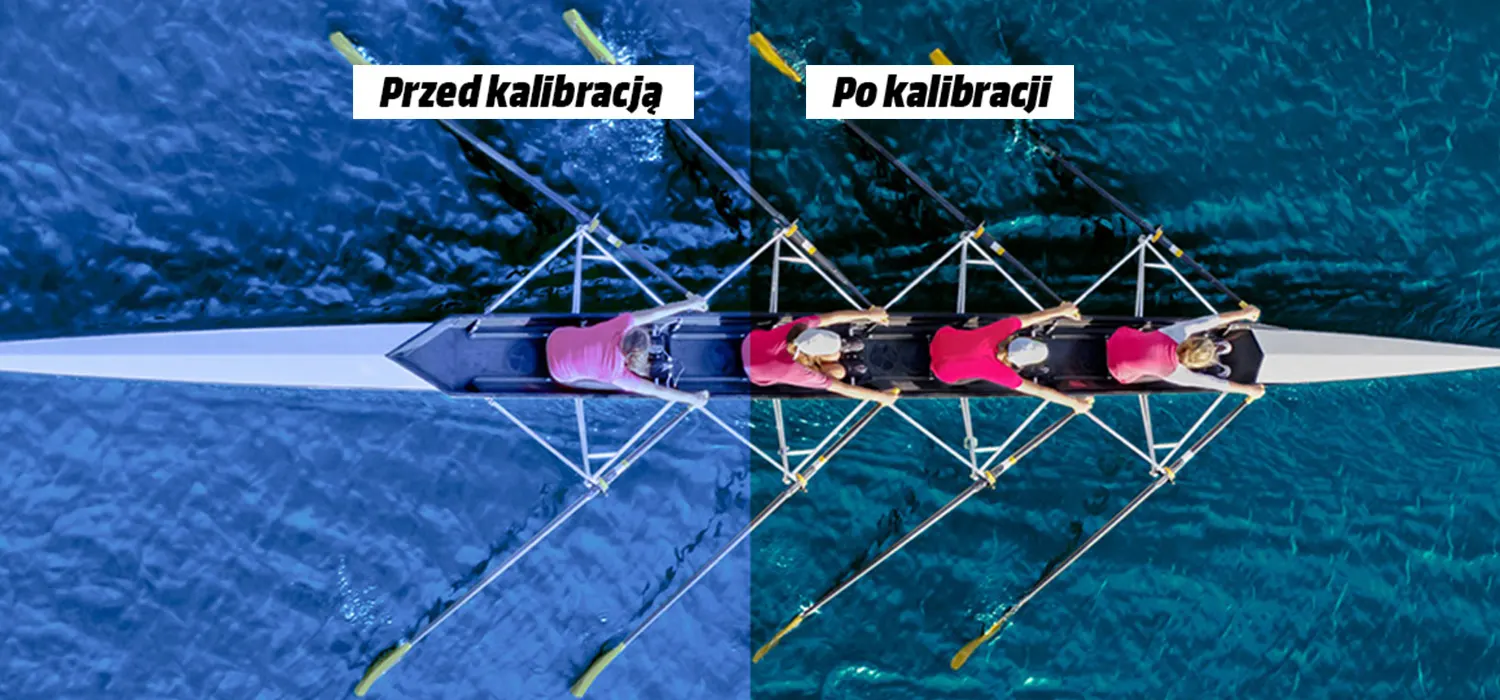 Na zdjęciu z góry widać łódź wioślarską na wodzie z czterema osobami w czerwonych koszulkach z wiosłami.