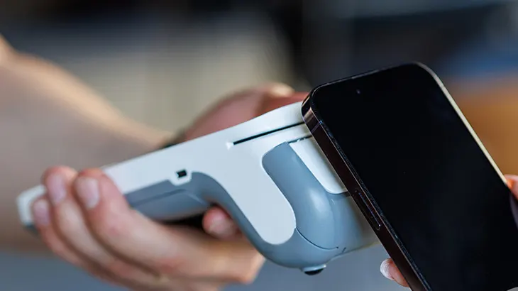 Płatność zbliżeniowa smartfonem na terminalu płatniczym