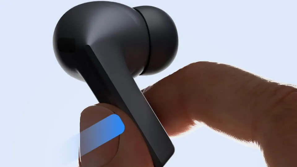 Słuchawka Galaxy Buds3 FE ściskana kciukiem i palcem wskazującym.