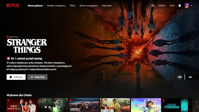 Strona główna serwisu Netflix na komputerze, promująca serial "Stranger Things". Grafika przedstawia bohaterów na rowerach oraz ich lustrzane odbicie w mrocznym świecie "Po Drugiej Stronie"