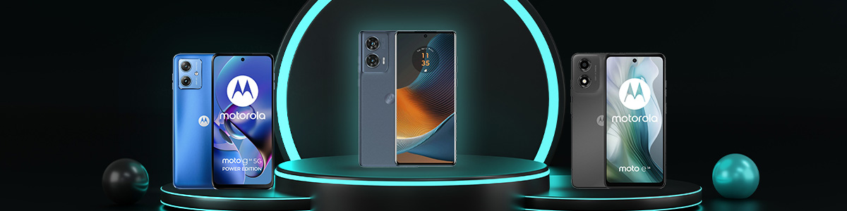 Trzy telefony Motorola na podświetlonych okrągłych platformach na czarnym tle.