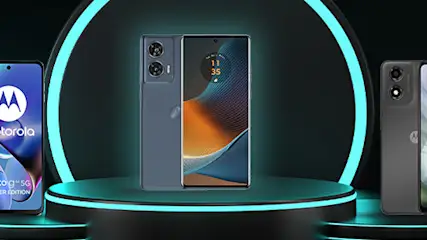 Trzy telefony Motorola na podświetlonych okrągłych platformach na czarnym tle.