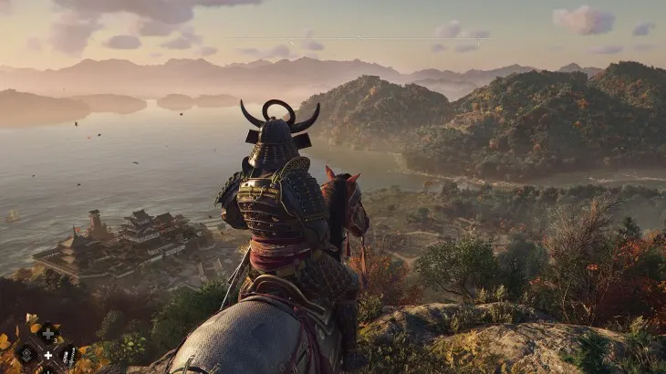 Samuraj w zbroi siedzi na koniu na wzgórzu, z widokiem na góry, wodę i zabudowania w oddali pod pochmurnym niebem.