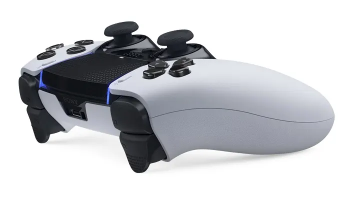 Biało-czarny kontroler do gier z czarnymi przyciskami i joystickami, leżący na białym tle.