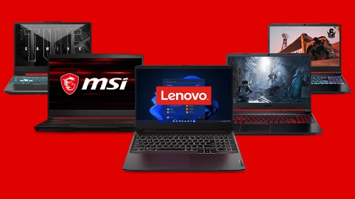 Na czerwonym tle znajduje się pięć otwartych laptopów różnych marek, w tym Lenovo i MSI.