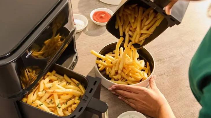 Frytki wysypywane z pojemnika air fryera Braun