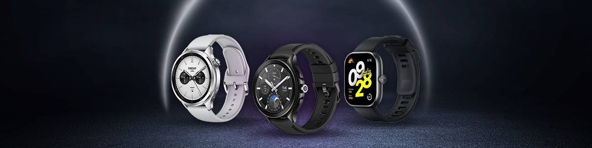 Na czarnym tle znajdują się trzy zegarki: biały, czarny analogowy i czarny cyfrowy.