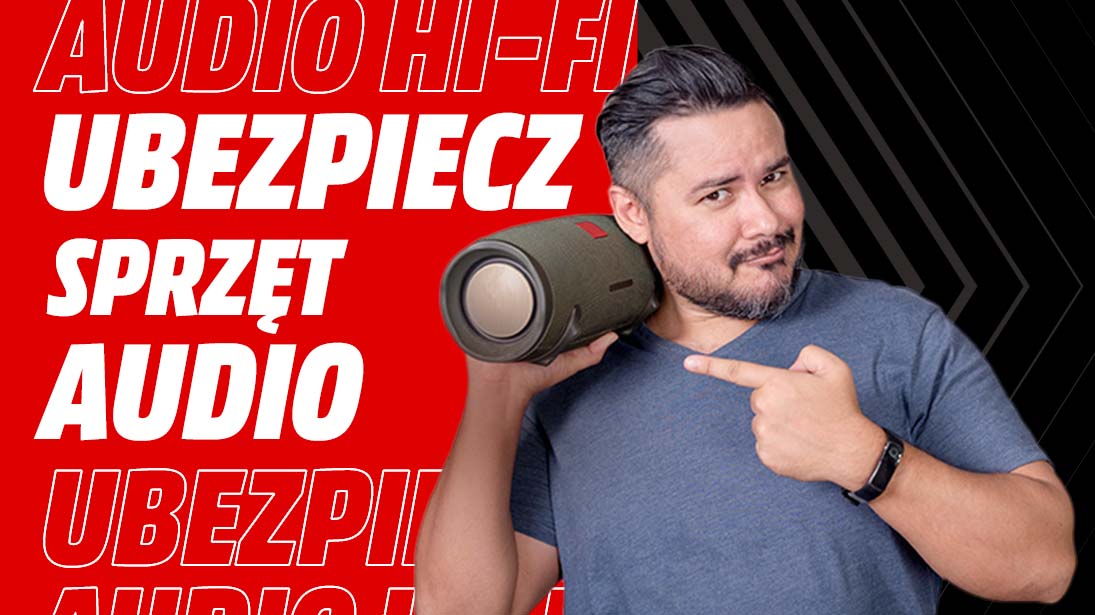 Mężczyzna trzyma głośnik na ramieniu, wskazuje palcem. Czerwone tło z tekstem "Audio Hi-Fi Ubezpiecz Sprzęt Audio".