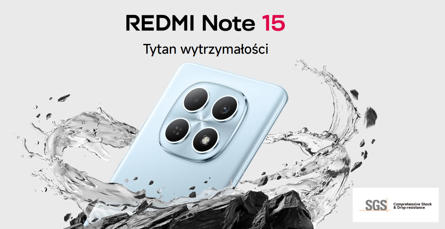 Smartfon Xiaomi Redmi Note 15 4G w kolorze jasnoniebieskim, z czterema aparatami na tylnej stronie, wyświetlany na tle wodnej fali i czarnych kamieni, z logo SGS w dolnym rogu, opisujące wytrzymałość na wstrząsy i wodę.