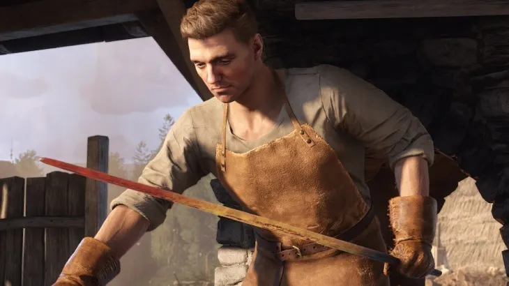 Mężczyzna w fartuchu i rękawicach trzyma rozgrzany metalowy pręt. W tle drewniane ogrodzenie i pochmurne niebo.