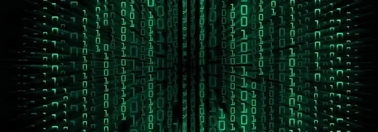 Na czarnym tle widoczne są pionowe kolumny zielonych cyfr 0 i 1, tworzące efekt matrycy kodu.