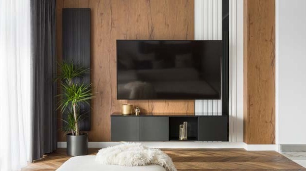 Wyłączony TV OLED 55 cali na ścianie nowoczesnego salonu. 