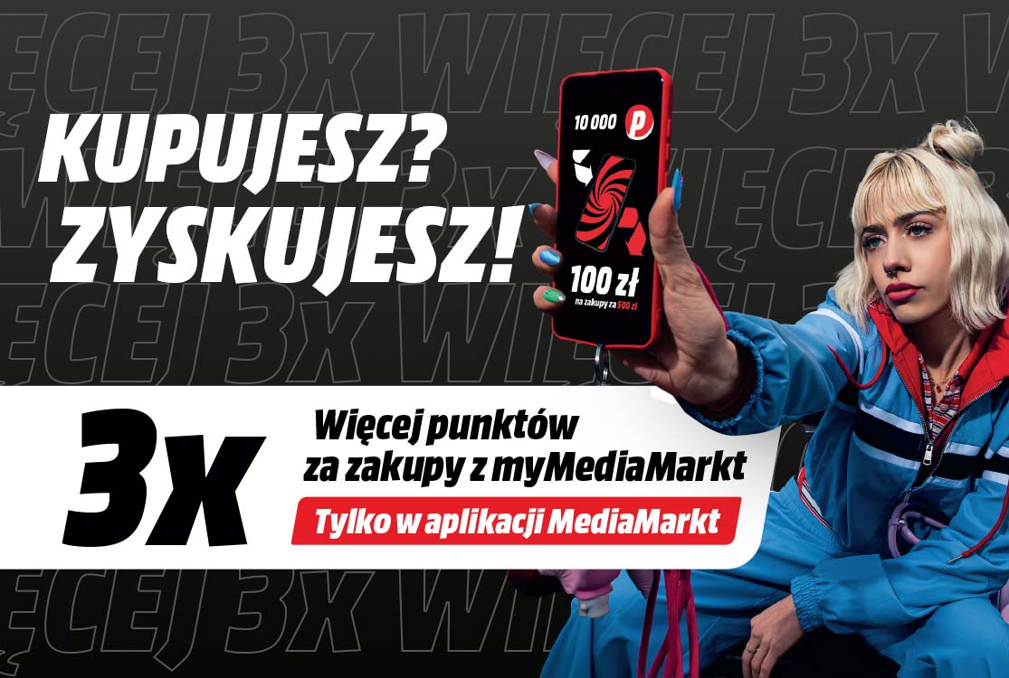 Reklama MediaMarkt: kobieta trzyma smartfon z promocją 100 zł rabatu i 10 000 punktów za zakupy w aplikacji.