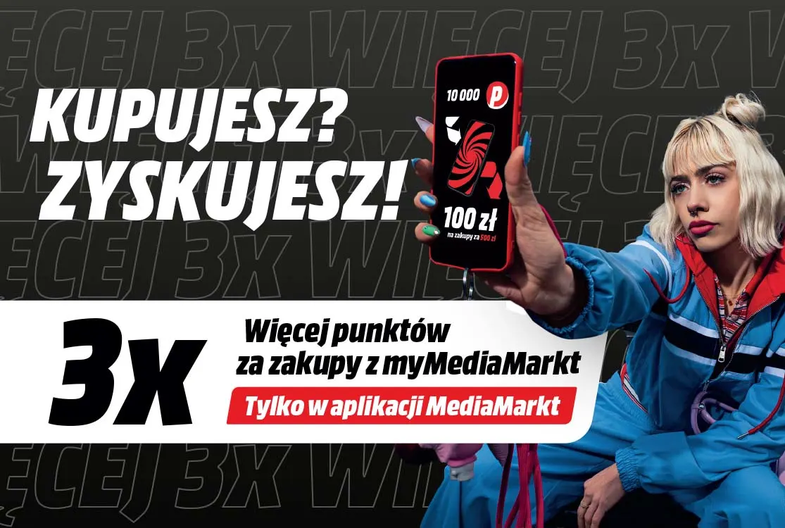 Reklama MediaMarkt: kobieta trzyma smartfon z promocją 100 zł rabatu i 10 000 punktów za zakupy w aplikacji.