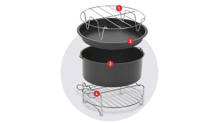 Na białym tle widoczny jest czarny garnek z rusztem i metalową kratką, umieszczone warstwowo na okrągłej, szarej powierzchni.