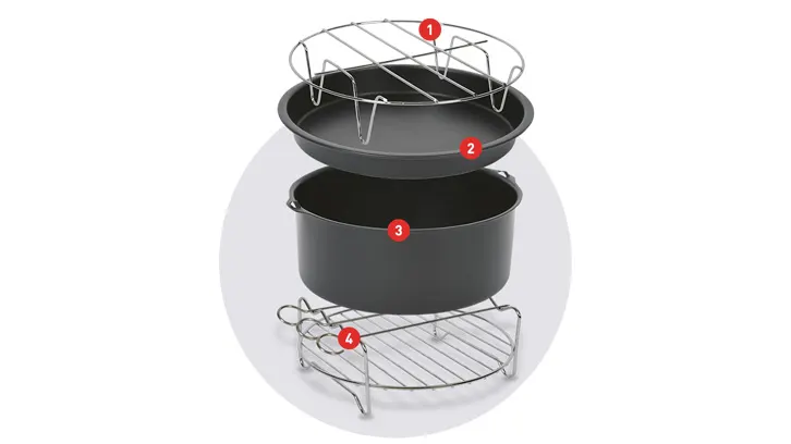 Na białym tle widoczny jest czarny garnek z rusztem i metalową kratką, umieszczone warstwowo na okrągłej, szarej powierzchni.